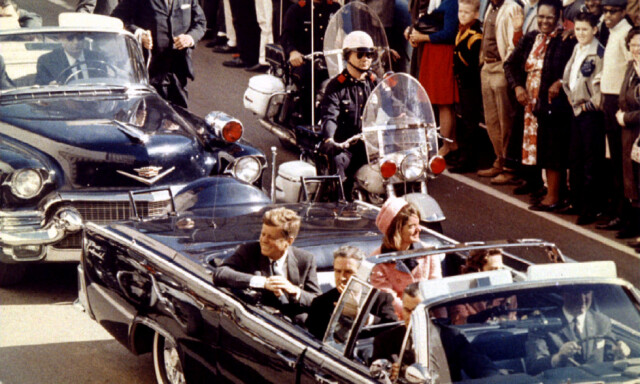 KORTESJE: Presidentparet kjørte gjennom Dallas, Texas i en åpen bil da presidenten ble skutt og drept i et attentat. Foto: NTB Scanpix KORTESJE: Presidentparet kjørte gjennom Dallas, Texas i en åpen bil da presidenten ble skutt og drept i et attentat. Foto: NTB Scanpix